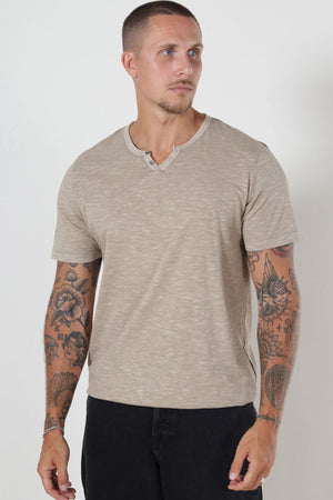 Jack & Jones JJESPLIT NECK TEE SS NOOS Crockery